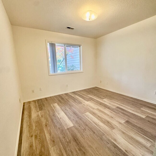 Building Photo - 522 W Summit Ave