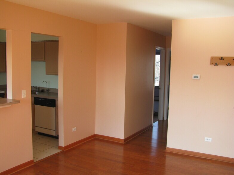 Building Photo - 985 S Court of Shorewood