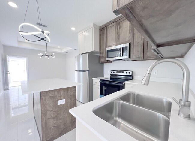 Building Photo - 1st Month Free!  Brand New 3Bed/2Bath - Vi...
