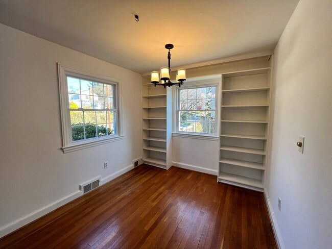 Building Photo - Stunning 4 BR/2.5 BA Single-Family Home in...