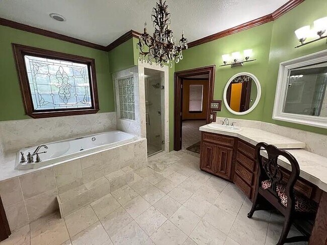 Building Photo - 6983 Oakwood Park