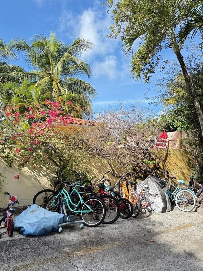 Building Photo - 4812 Pine Tree Dr