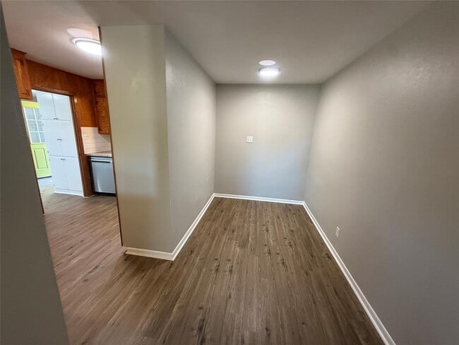 Building Photo - 176 W Sweetbriar Dr