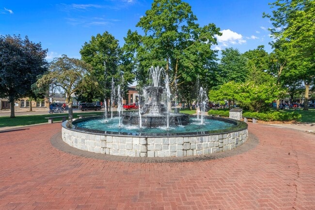 Building Photo - Exquisite Condo in Prime Plymouth Location