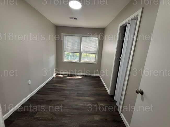 Building Photo - $1145 - 4 bedroom / 1 bathroom - Single Fa...