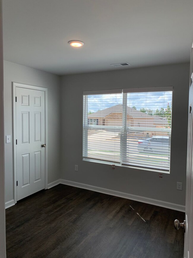 Building Photo - *St Patrick's Day Special!* Four Bedroom |...