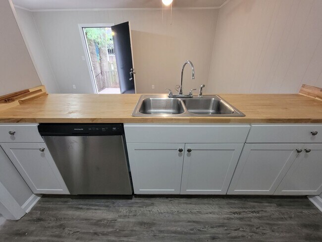 Building Photo - ~1530 Whitney Street