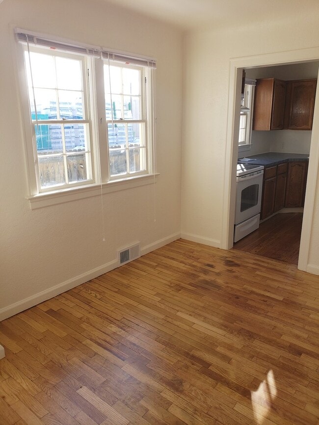 Building Photo - 302 Miles Ave