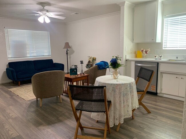 Building Photo - 3 Bed 2 bath House in City of Tehachapi!