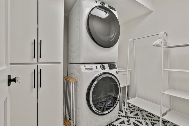 Building Photo - 410 Thornton Ln