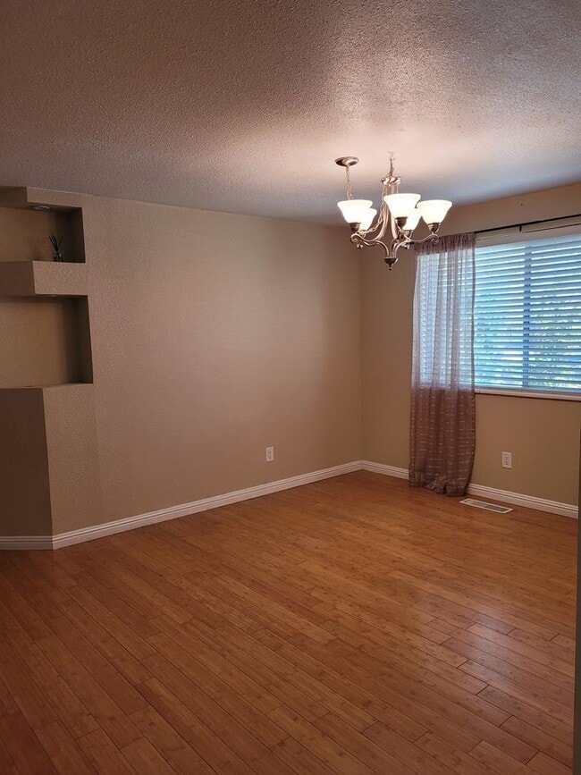 Building Photo - Pet Friendly Carson Home