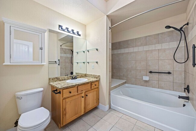 Building Photo - Bright 2 Bed, 2 Bath Condo in Fort Collins!!