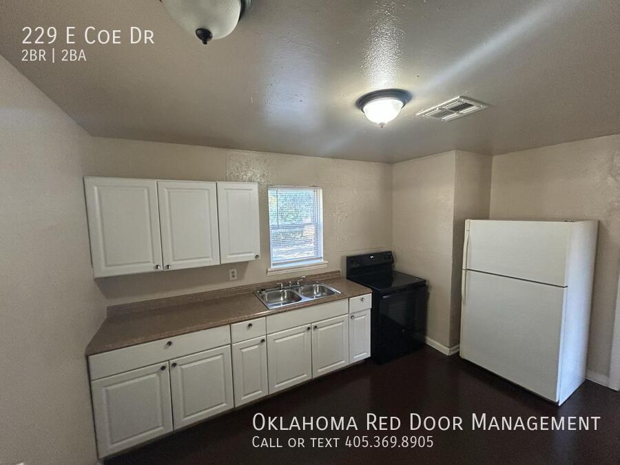 Building Photo - 229 E Coe Dr