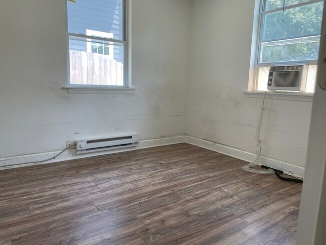 Building Photo - 3700 Killam Ave