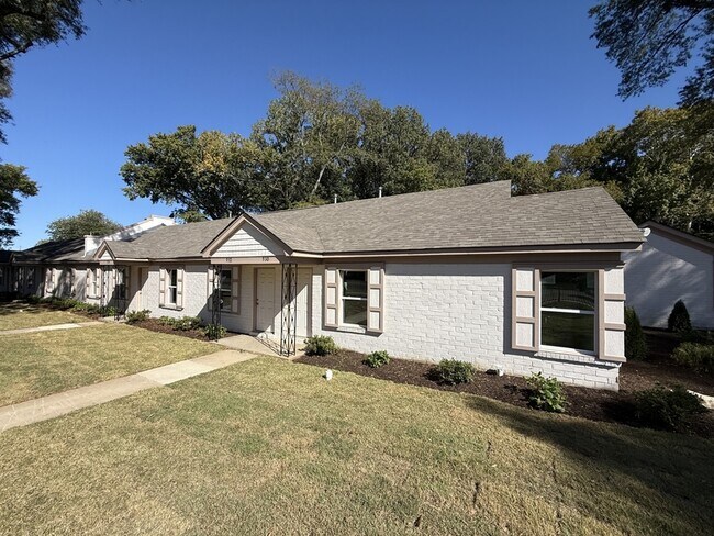 Building Photo - 940 N Hollywood St