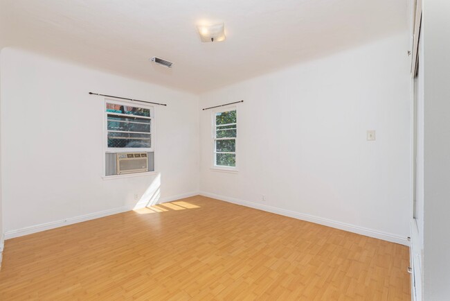 Building Photo - 128-130 Elm St