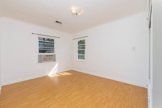 Building Photo - 3 bedroom/2bathroom front house in N. Alha...
