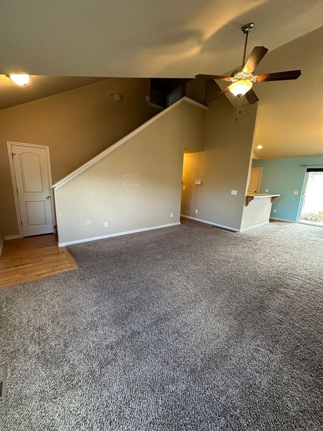 Building Photo - 4 BEDROOM, 3.5 BATHROOM, SINGLE FAMILY HOM...