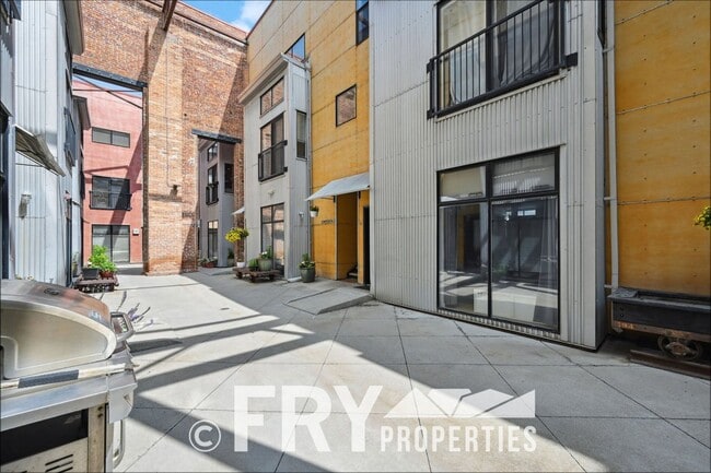 Building Photo - Spacious 1 bedroom Main Floor Condo in RiNo