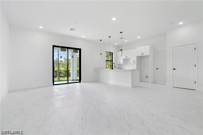 Building Photo - 3175 Sunshine Blvd N