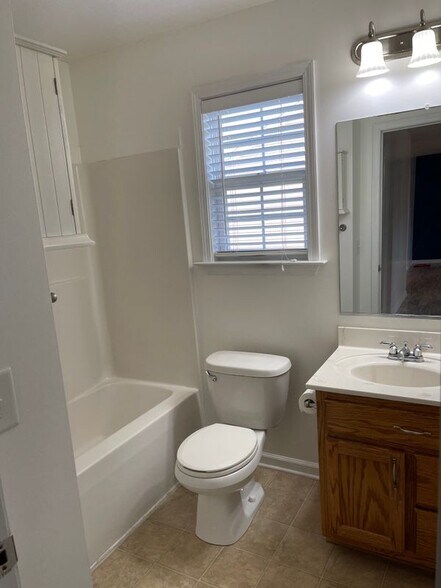 Building Photo - 1610 Robert Rd