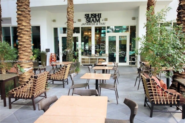 Building Photo - 950 Brickell Bay Dr