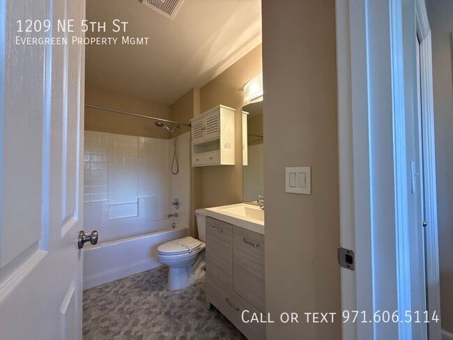 Building Photo - 1209 NE 5th St