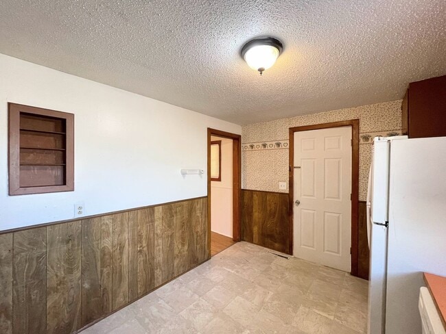 Building Photo - 2 Bed 1 Bath with 2-Car Detached Garage