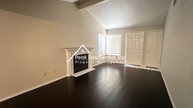 Building Photo - Spacious 2bd/2ba Duplex with 2 Car Garage