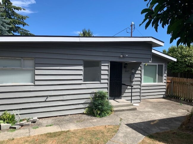 Primary Photo - Remodeled 2 Bedroom Duplex Home in Magnolia