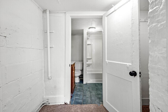 Building Photo - GREAT TWO BEDROOM IN SOUTH SIDE SLOPES!