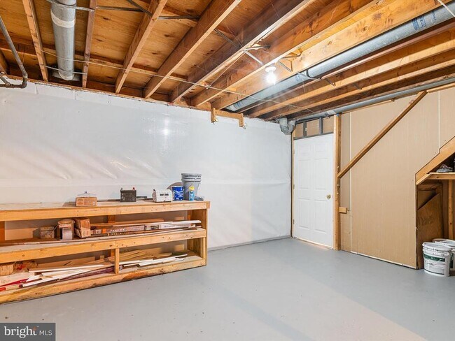 Building Photo - 402 S Cherry Grove Ave