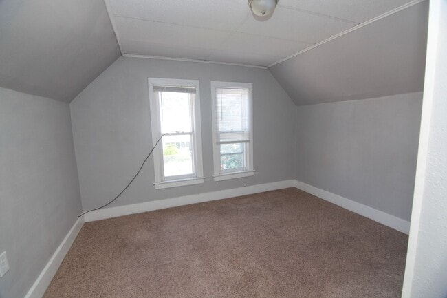Building Photo - 2 bed 1 bath Moline house!