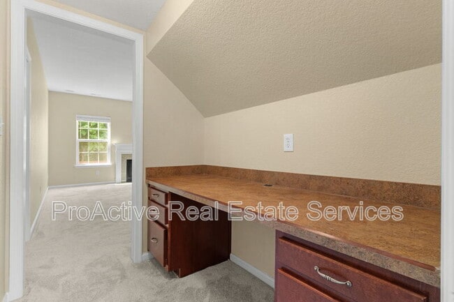 Building Photo - 729 Creekwood Dr
