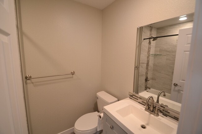 Building Photo - Beautiful 3 Bed 2 Bath with AC!