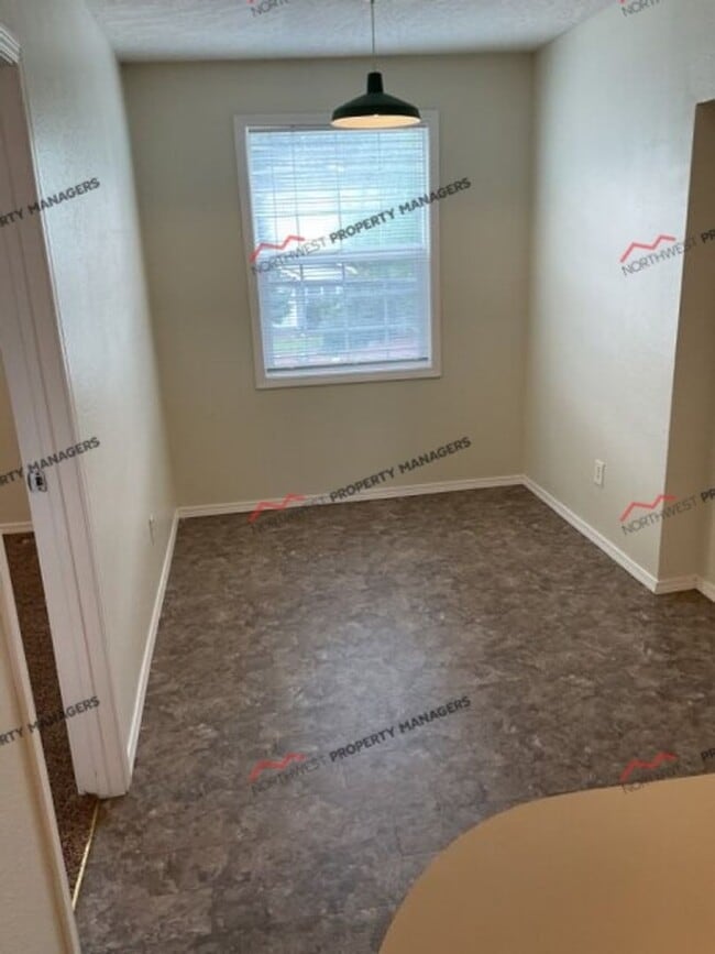 Building Photo - r174a