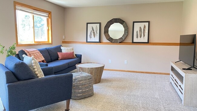 Building Photo - 3109 Tamarack Ln SE