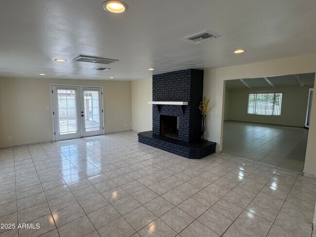 Building Photo - 5502 W Frier Dr