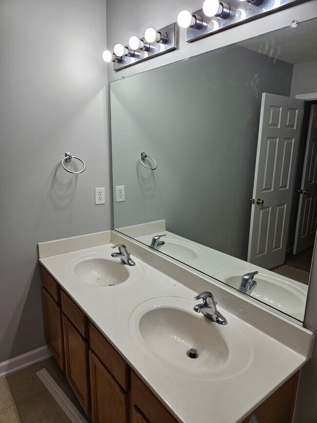 Building Photo - 6188 Glen Way Dr