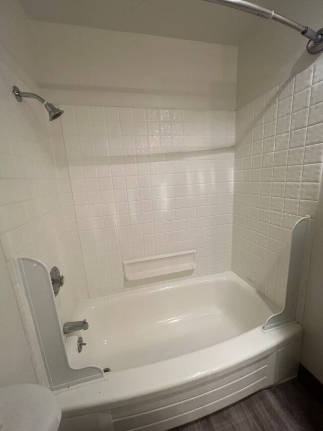 Building Photo - 2 bed 1 bath Apartment - W/ Rent Special!