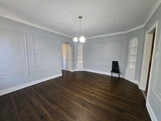 Building Photo - 8114 S Drexel Ave