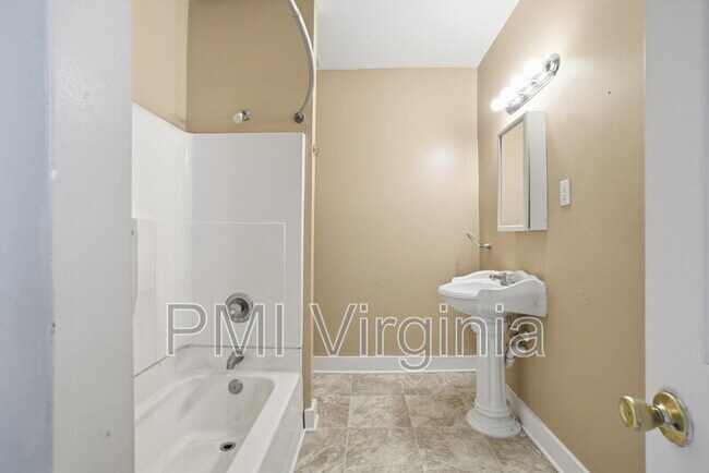 Building Photo - 527 W 26th St