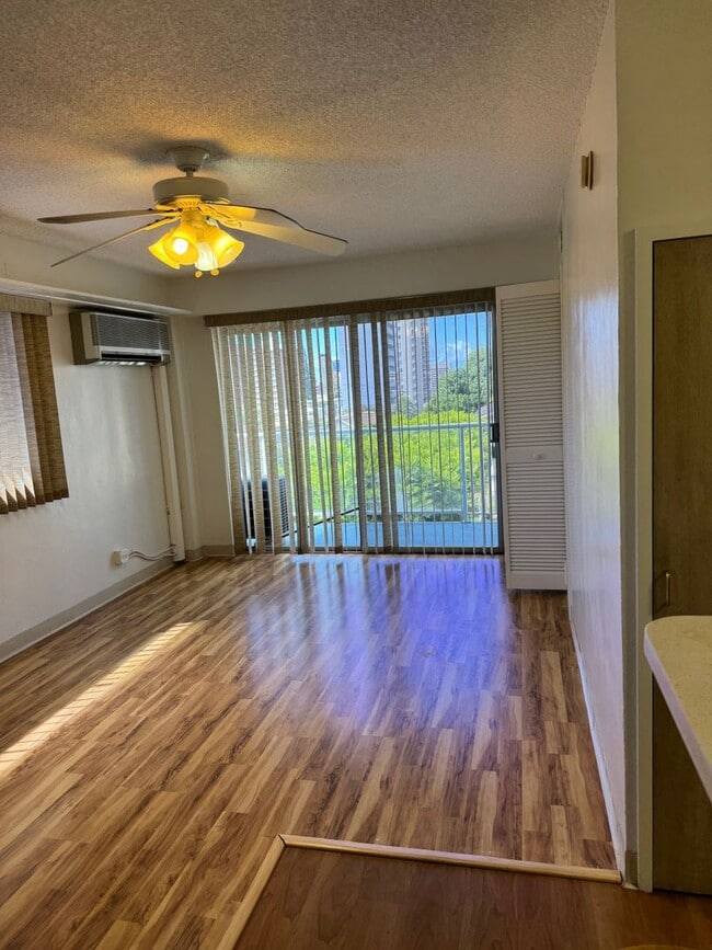 Building Photo - Central location! 1 bedroom, 1 bath, 1 parking. - Pet Possible - Available Now!