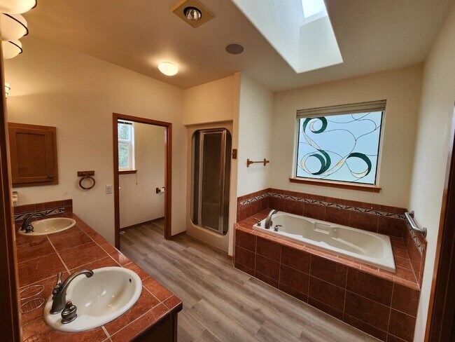 Building Photo - 3 bed 2.5 bath home on Bell Hill with grea...