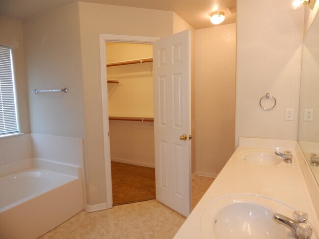 Building Photo - 106 Cedar Ridge Dr