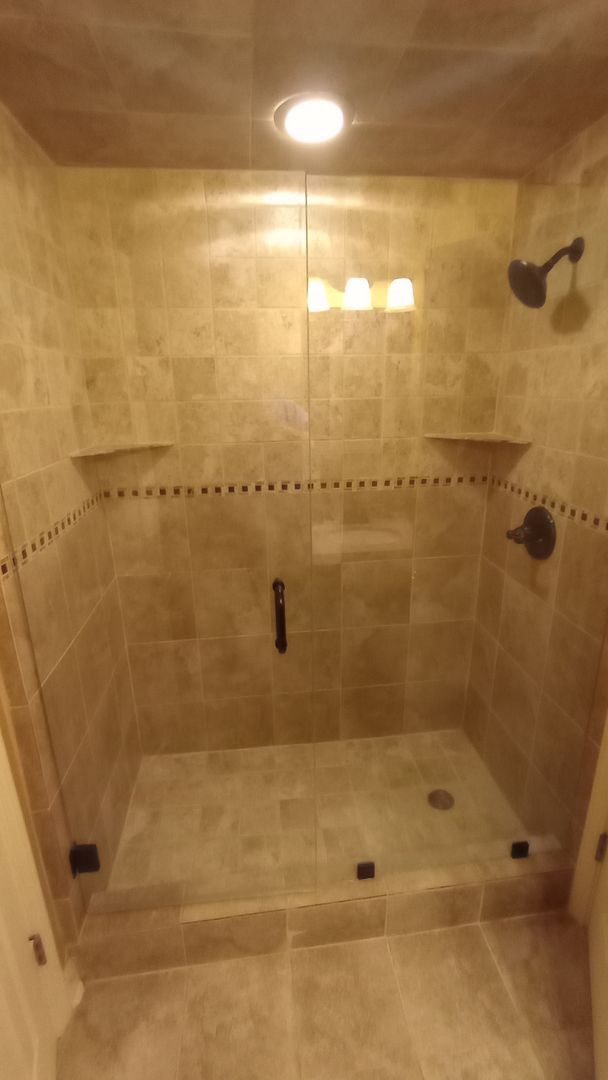 Building Photo - 4 bedroom 3 bath Home with Pickleball Cour...
