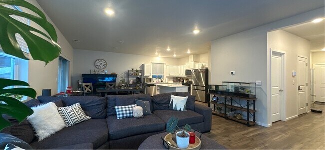 Building Photo - 477 Himalaya St. NE