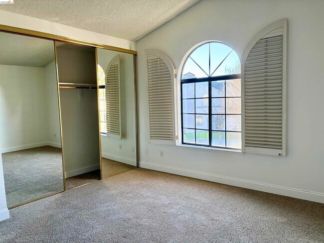 Building Photo - 600 Chandon Ct