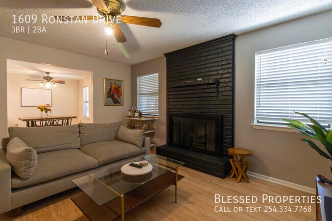 Building Photo - 1609 Ronstan Dr