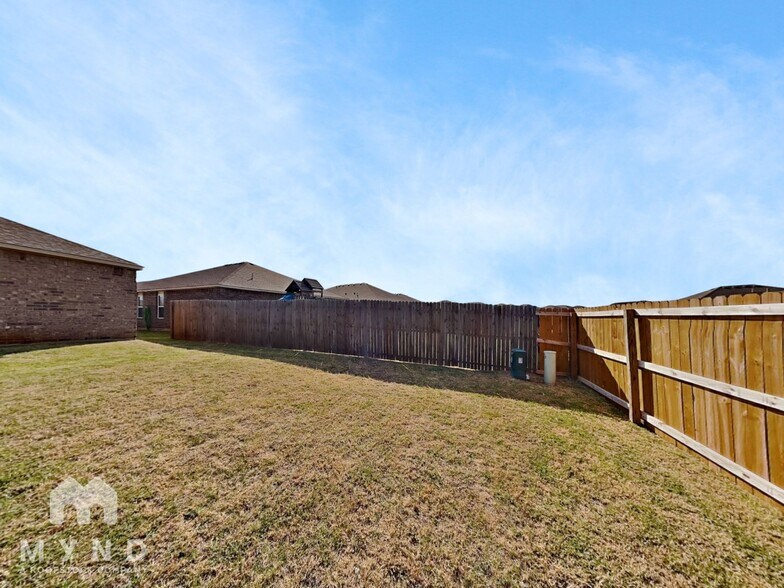 Building Photo - 9605 Jackrabbit Rd